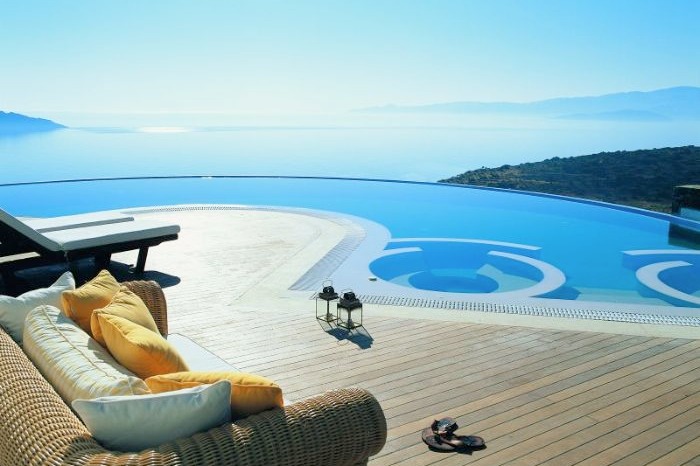 Piscine de l'hotel sur le Golf de Mirabello en Grèce