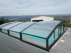 Abri piscine mi-haut sur terrasse bois